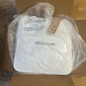 NWT Silk & Snow King/Cal King Down Alternative Comforter